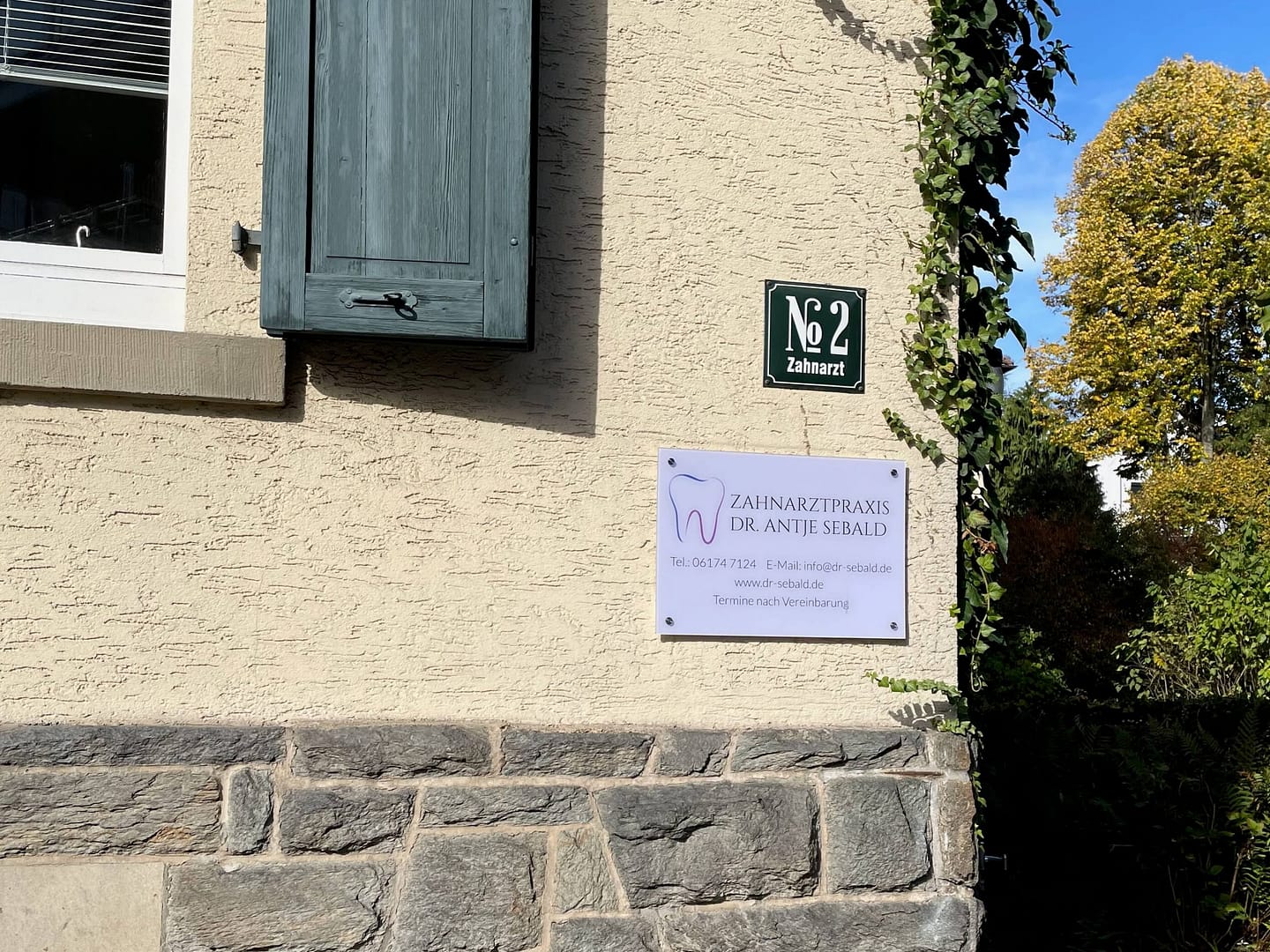 Zahnarzt Königstein Praxisschild Eingang
